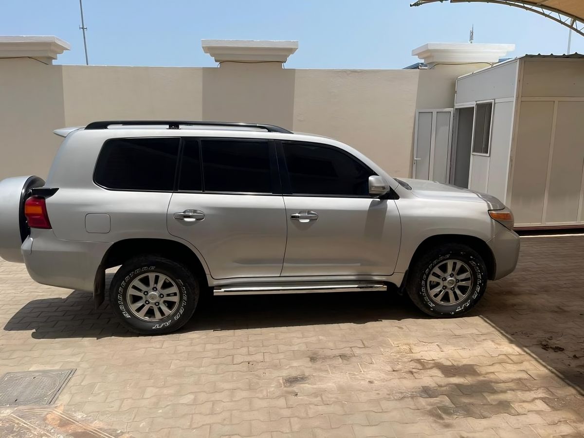 Toyota Land Cruiser 2014, diesel, boîte manuelle, très bon état