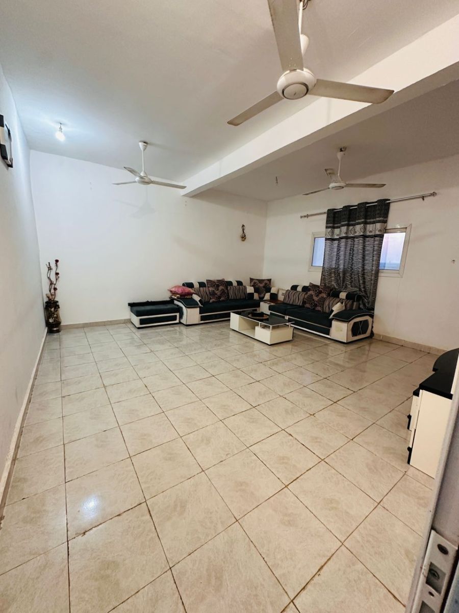 Un bâtiment de 2 étages avec 4 appartement F5 et 4 locaux commerciaux au rez-de-chaussée à vendre sis PK13