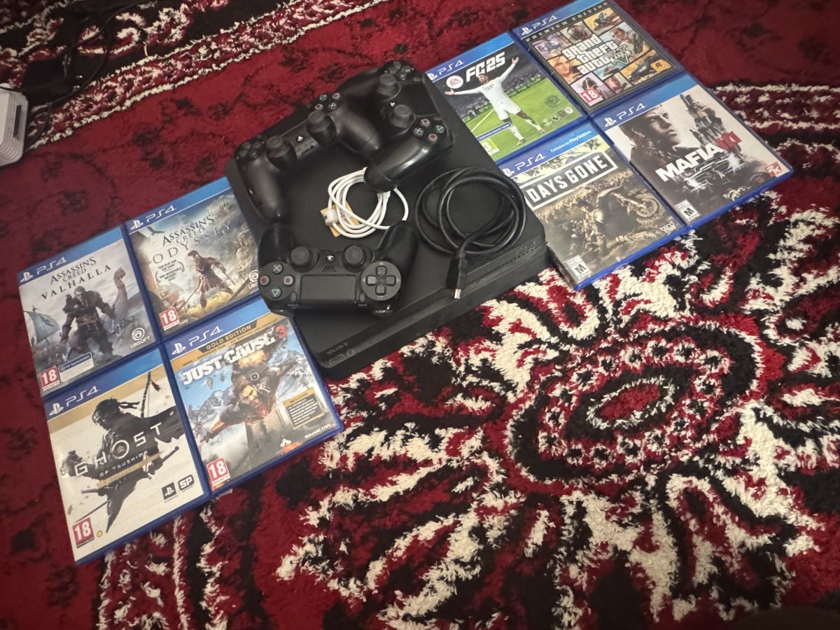 PS4 Slim avec 3 manettes et 8 CD originaux