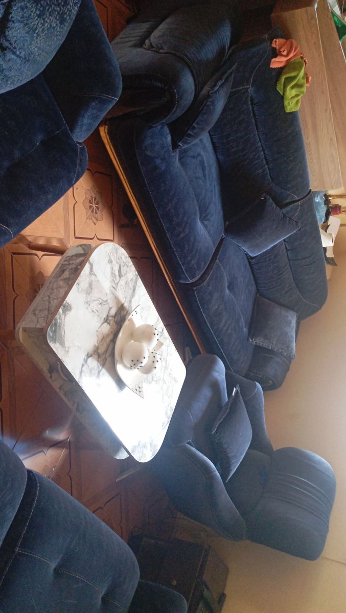 Salon saoudien et table à manger en excellent état à vendre