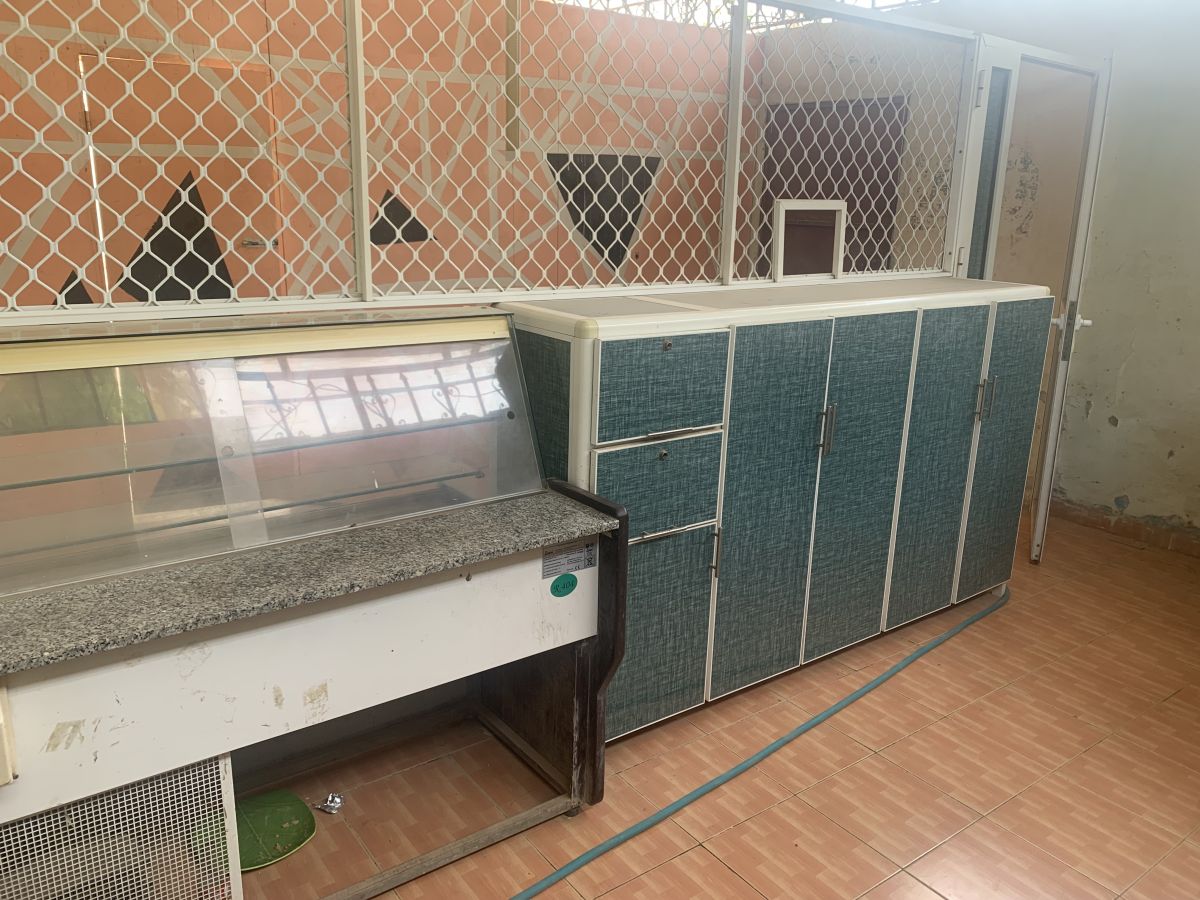 Matériel professionnel pour restauration et pâtisserie - congélateur, vitrine, machine à Shawarima, caisse de coca, panneau publicitaire