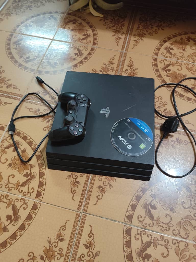 PS4 Pro en excellent état avec manette - Fc 24 inclus
