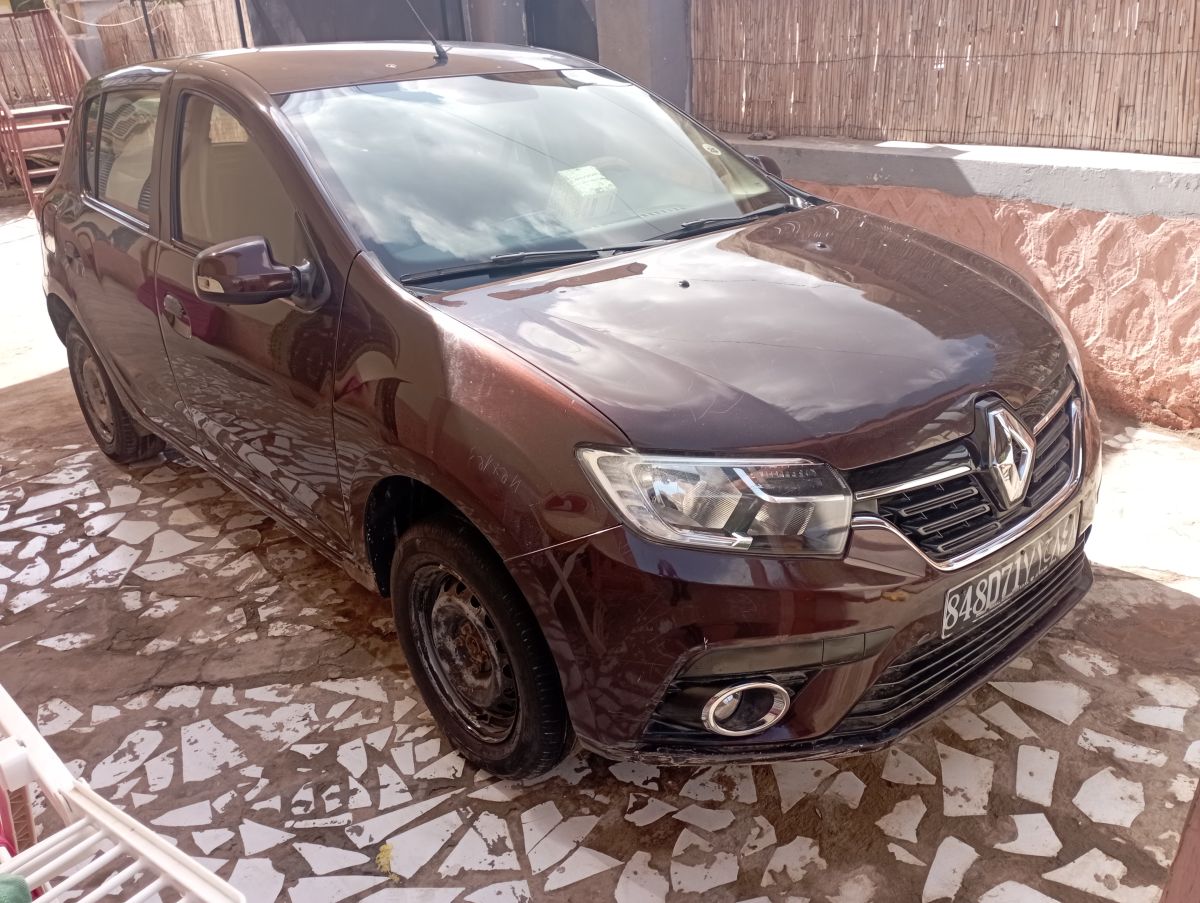Renault Sandero,diesel, manuelle, climatisation, verrouillage centralisé, 5 places