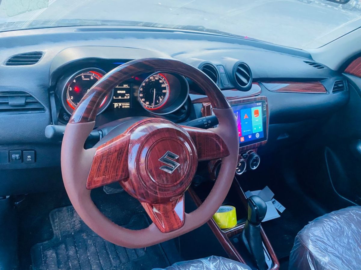 Suzuki Swift 2017 comme neuf, boîte automatique, essence