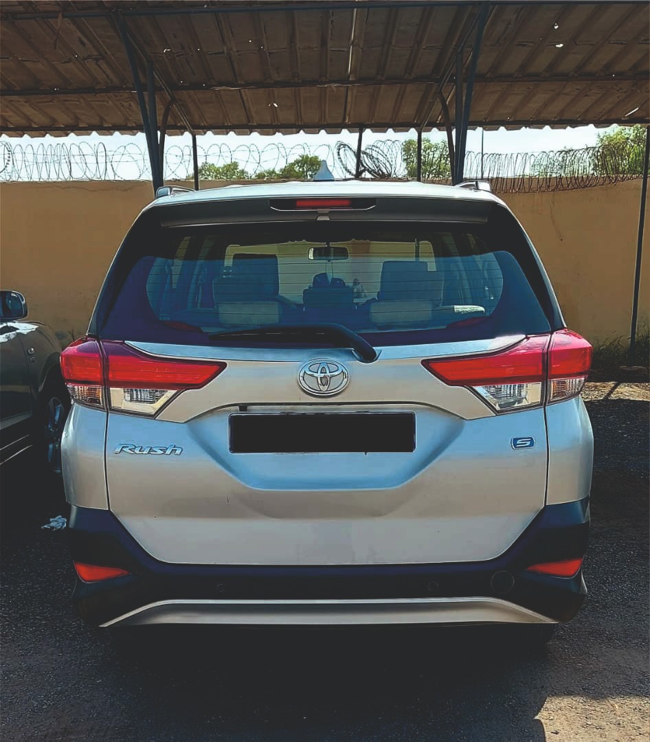 Toyota Rush 2022, 7 places, toute option, boîte automatique