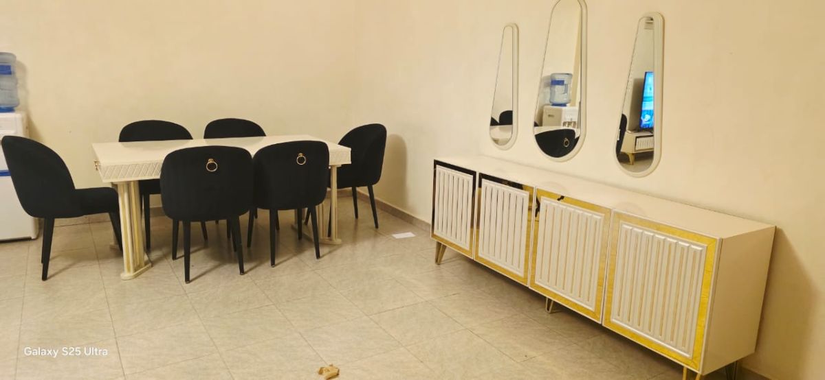 Table à manger et vaisselier presque neufs, disponible maintenant