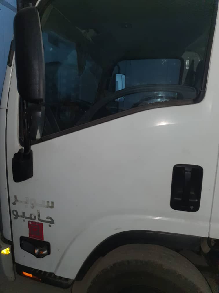 Camion Isuzu Reward en très bon état, boîte manuelle