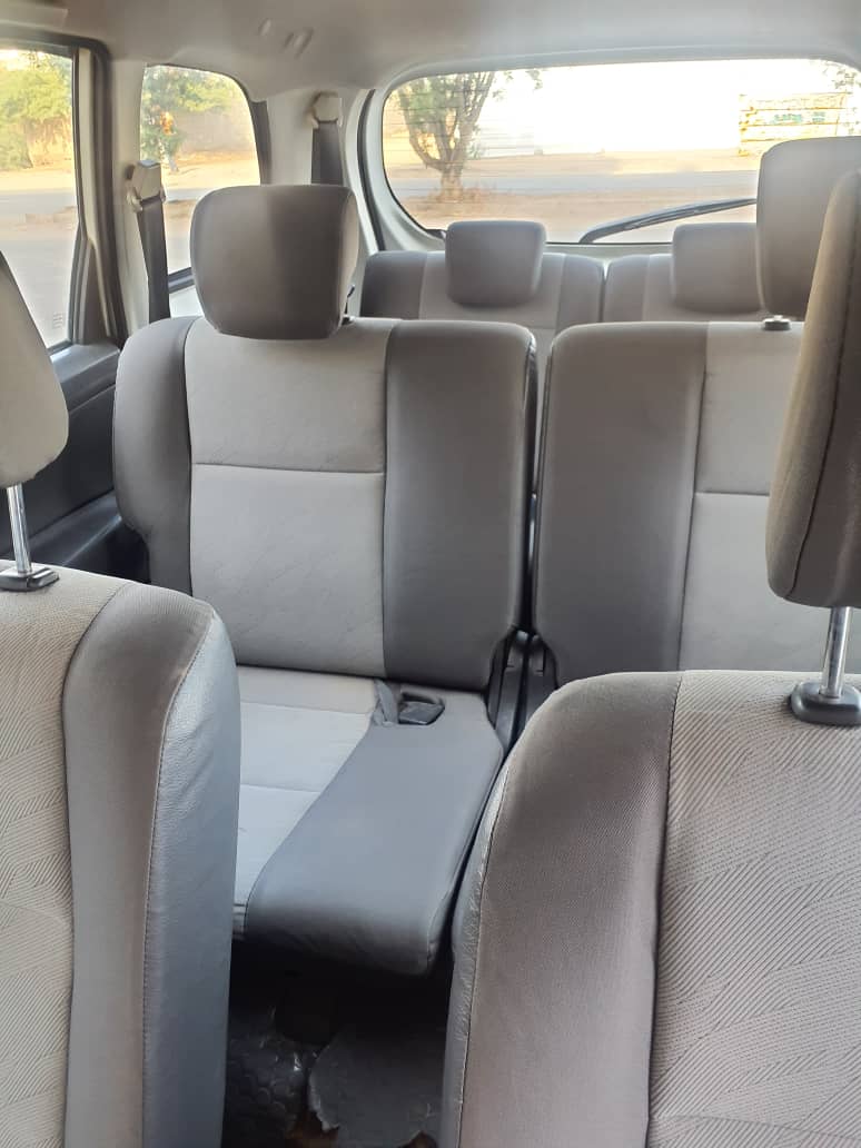 Toyota avanza 7 places , essence, bon état et climatisé