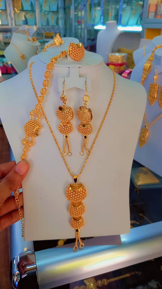 Or 21 carats de haute qualité, modèles variés, prix au gramme choisi