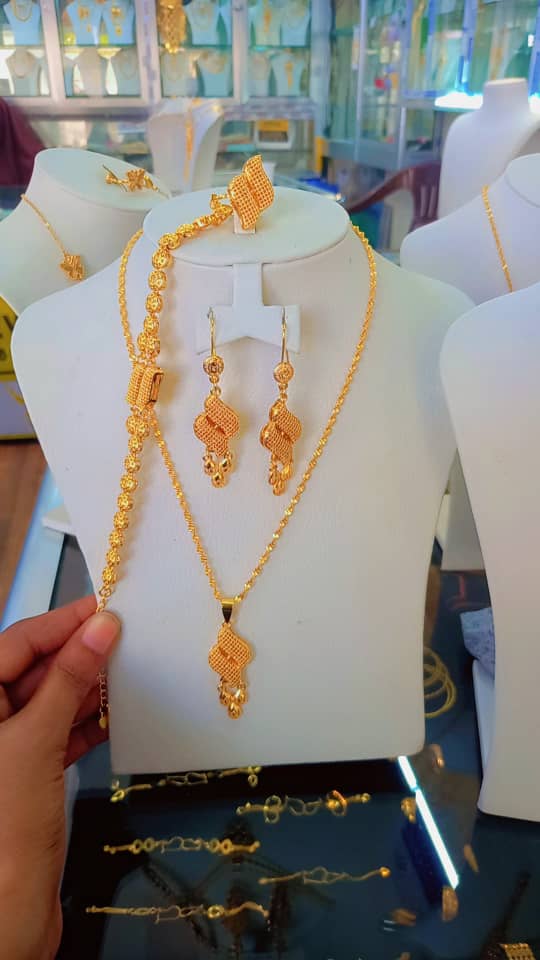 Or 21 carats de haute qualité, modèles variés, prix au gramme choisi