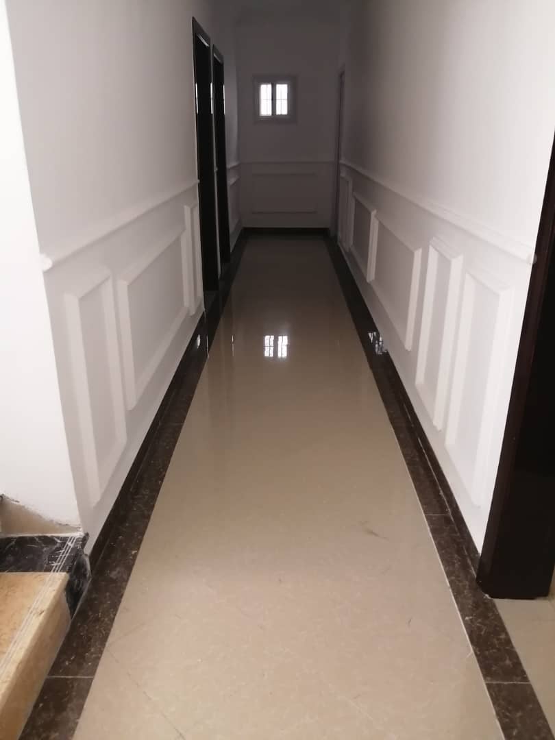 Villa F5 avec climatiseurs, citerne d\'eau et parking à louer à Cité Gabode