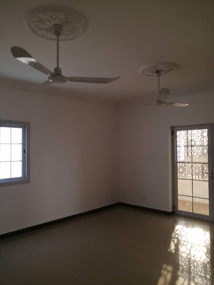 Villa F5 avec climatiseurs, citerne d\'eau et parking à louer à Cité Gabode