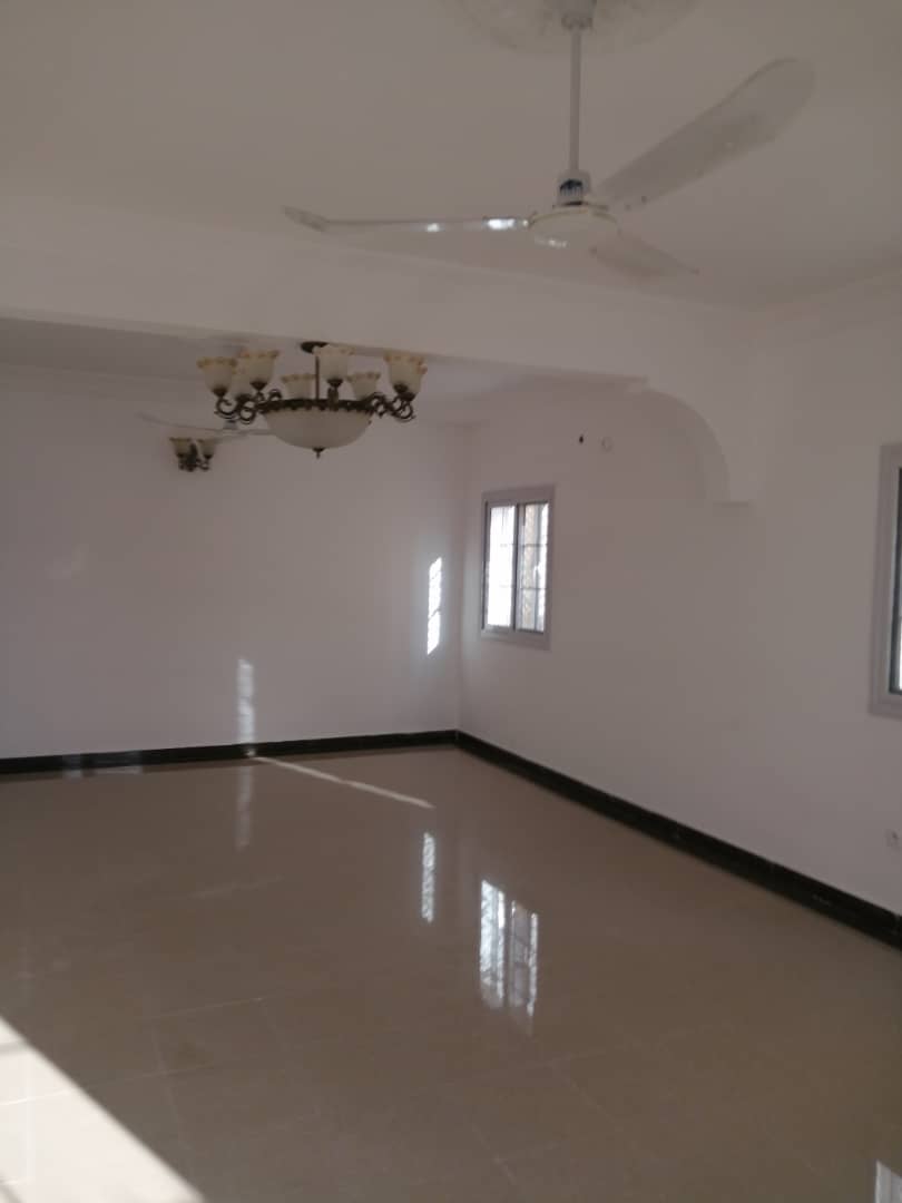 Villa F5 avec climatiseurs, citerne d\'eau et parking à louer à Cité Gabode