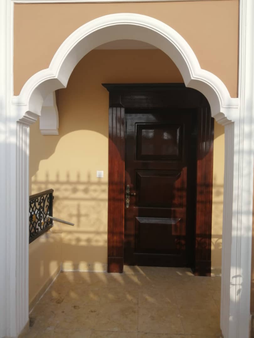 Villa F5 avec climatiseurs, citerne d\'eau et parking à louer à Cité Gabode