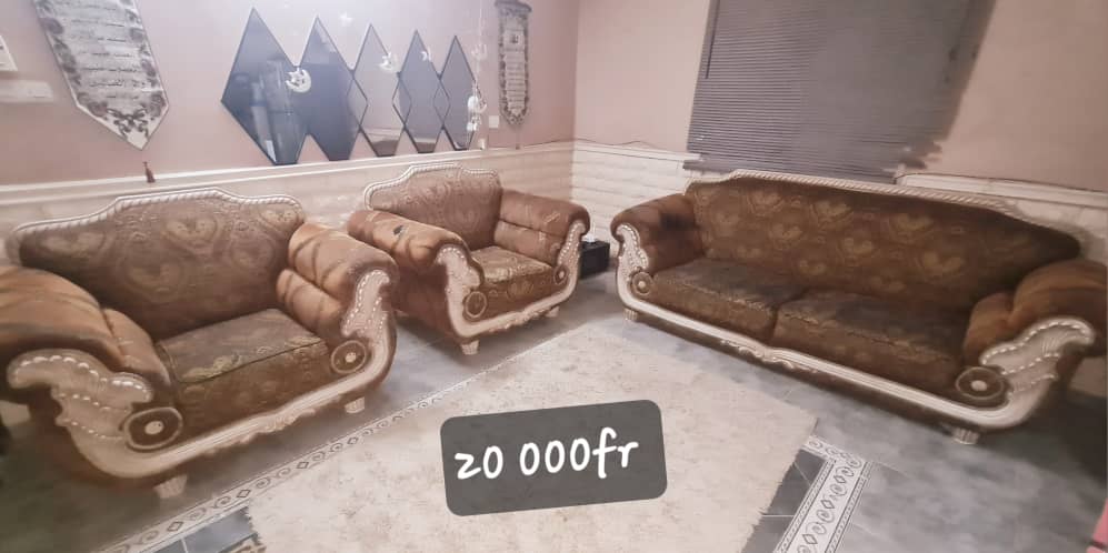 Lot de meubles pour salon et chambres, en excellent état