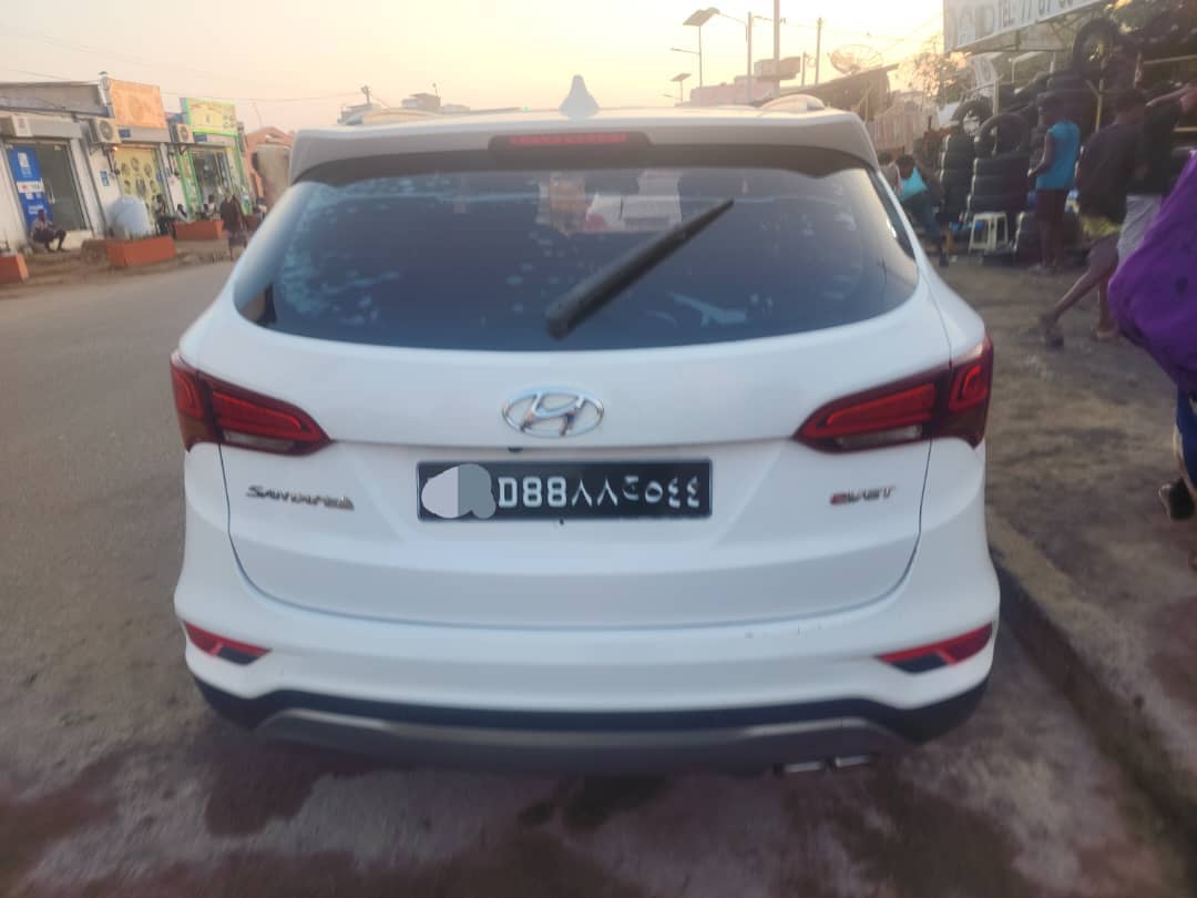 Hyundai Santa Fe & Jetour 2022 automatiques en excellent état