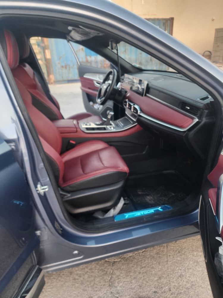 Hyundai Santa Fe & Jetour 2022 automatiques en excellent état