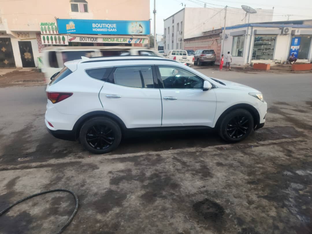 Hyundai Santa Fe & Jetour 2022 automatiques en excellent état