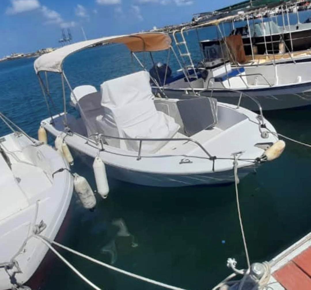 Bateau White Shark 7m, moteur Yamaha 115CV en bon état