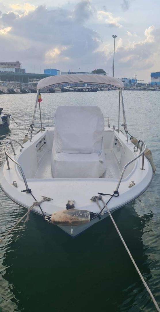 Bateau White Shark 7m, moteur Yamaha 115CV en bon état