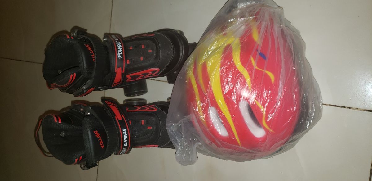 Patin à roulettes pour enfants, excellent état, avec casque de protection