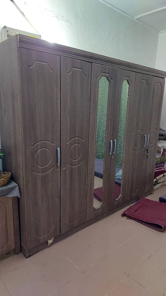 Chambre à coucher avec lit et armoire