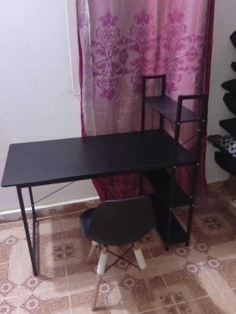 bureau + 1 chaise à seulement