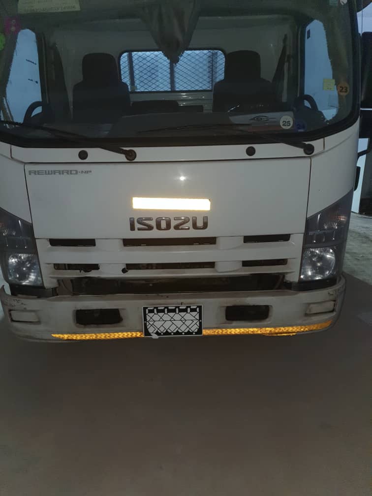 Camion Isuzu Reward en très bon état, boîte manuelle