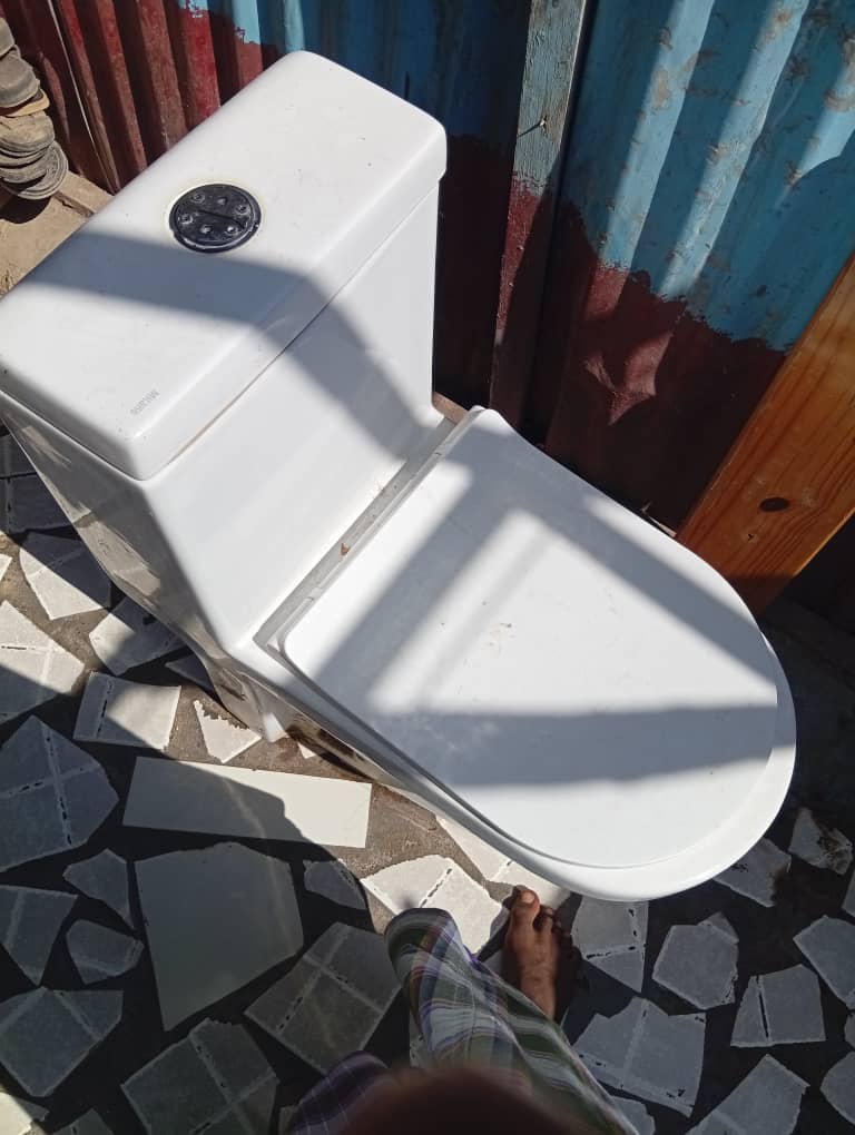 Cuvette WC peu utilisée, taille parfaite pour vos toilettes