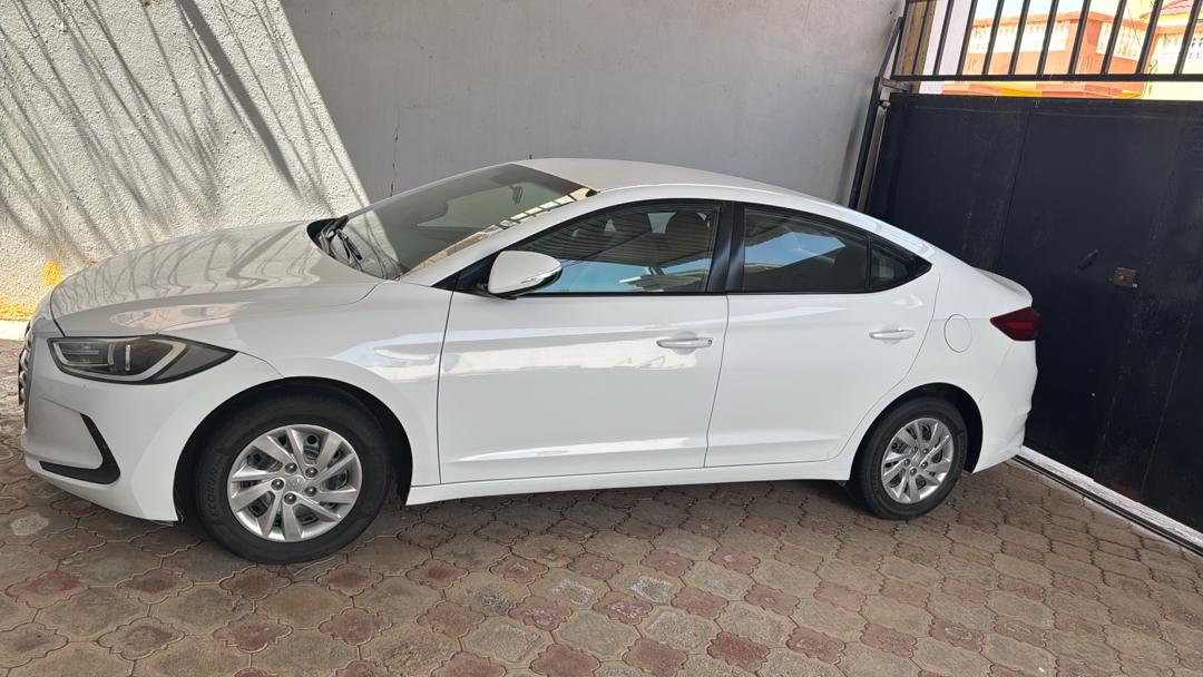 Hyundai Elantra, état neuf, prix à débattre