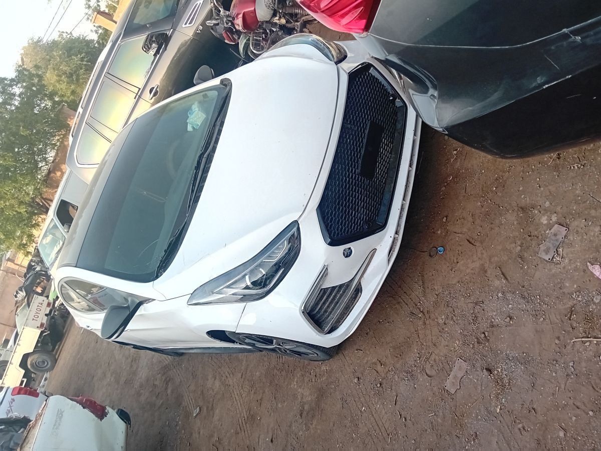 Hyundai Avante 2014, automatique, blanc, climatisation parfaite