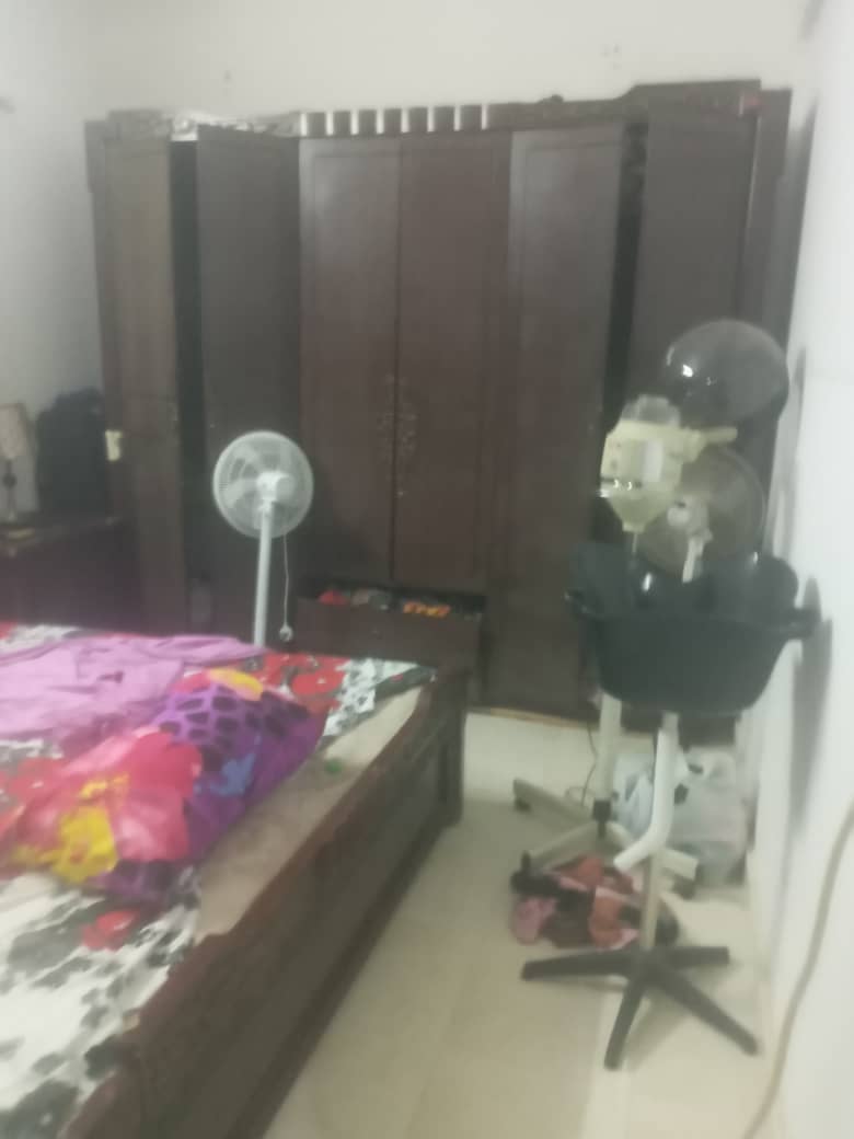 Chambre à coucher en bon état avec meubles - Prix négociable