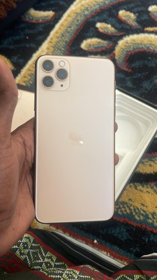 iPhone 11 Pro Max 80%, état neuf, avec carton