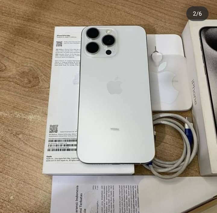 iPhone 15 Pro Max en titane, 256 Go, 90% batterie, coque incluse