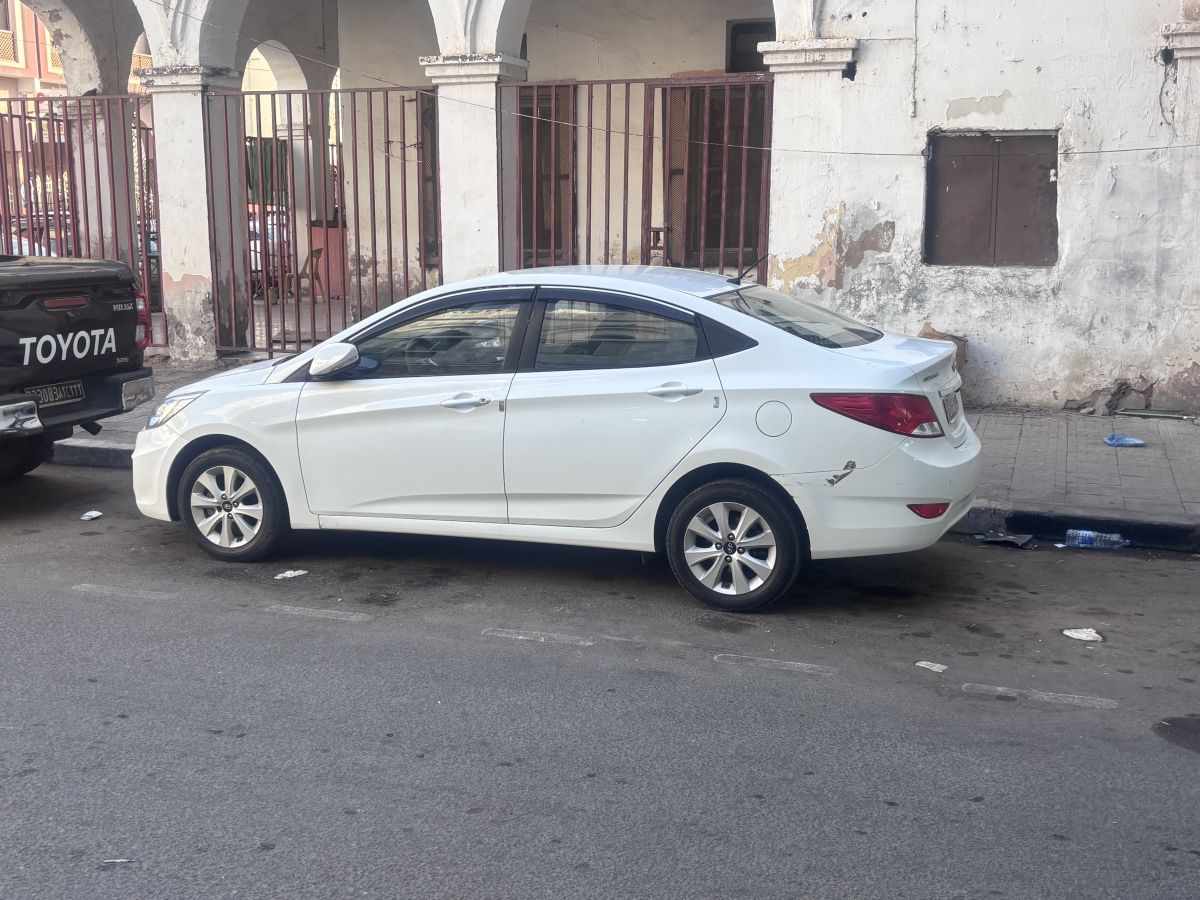 Hyundai Accent disponible pour location