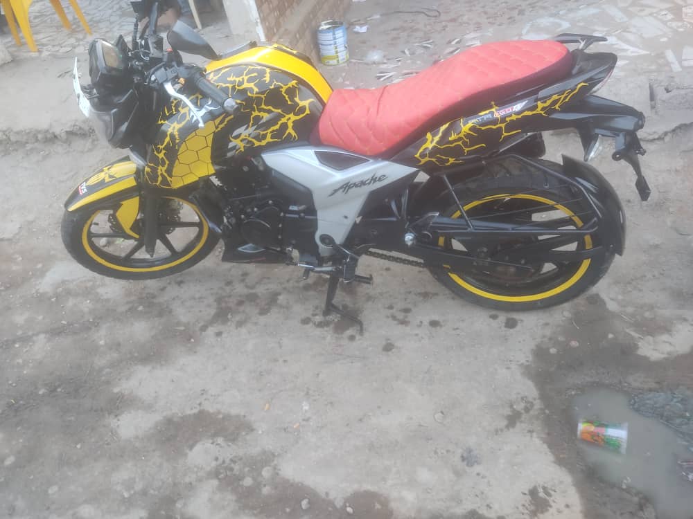 TVS Moto en excellent état, bien décorée