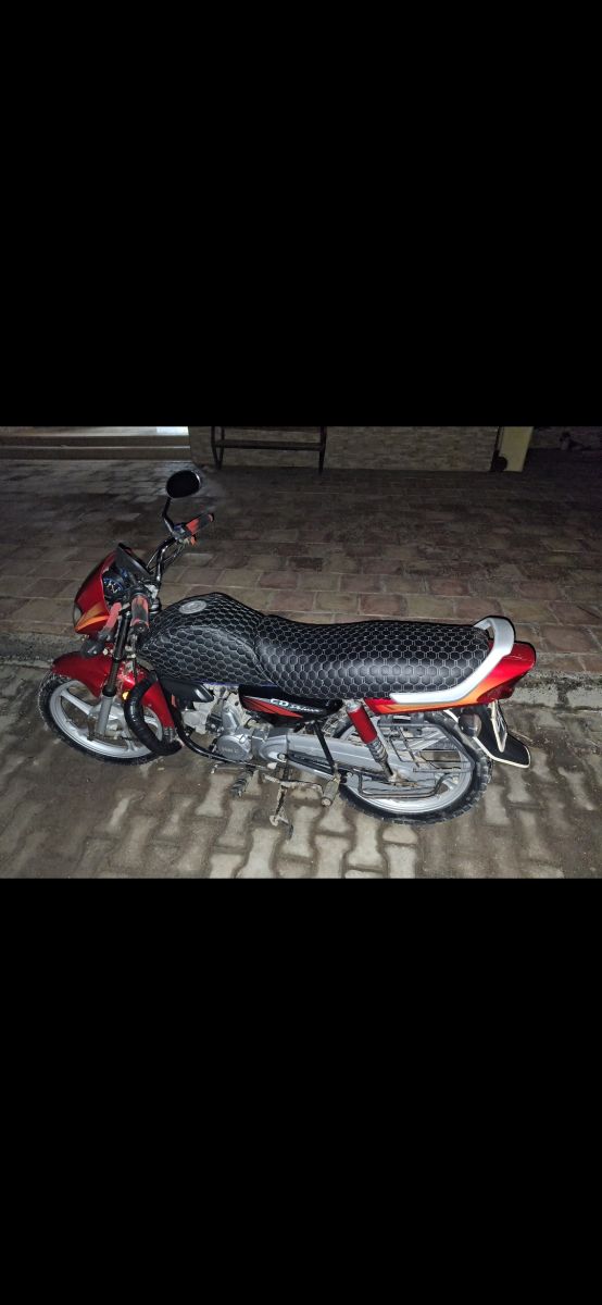 Moto neuve à vendre, 1 an et demi d\'utilisation