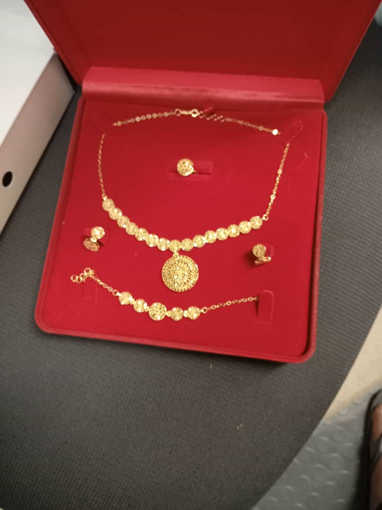 Or 21 carats de haute qualité, modèles variés, prix au gramme choisi