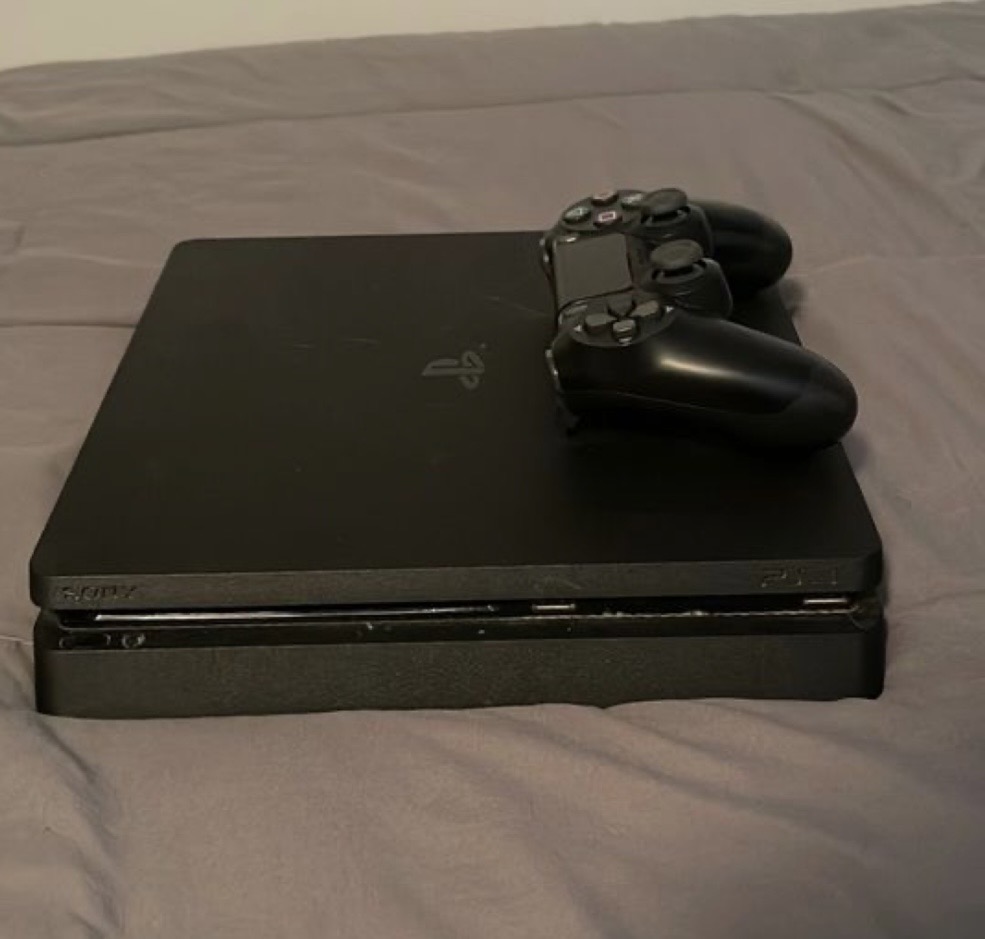 PS4 Slim Neuve avec GTA 5 et 2 Manettes