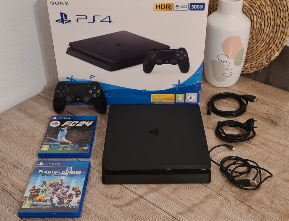 PS4 Slim 1To, très bon état, 2 manettes, 4 jeux inclus