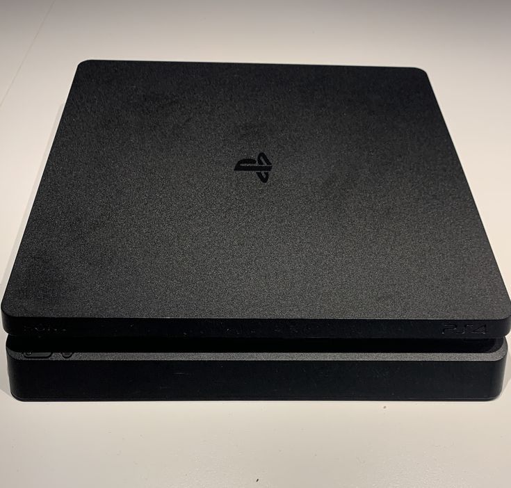 PS4 Slim 500Go en parfait état avec jeux en bonus