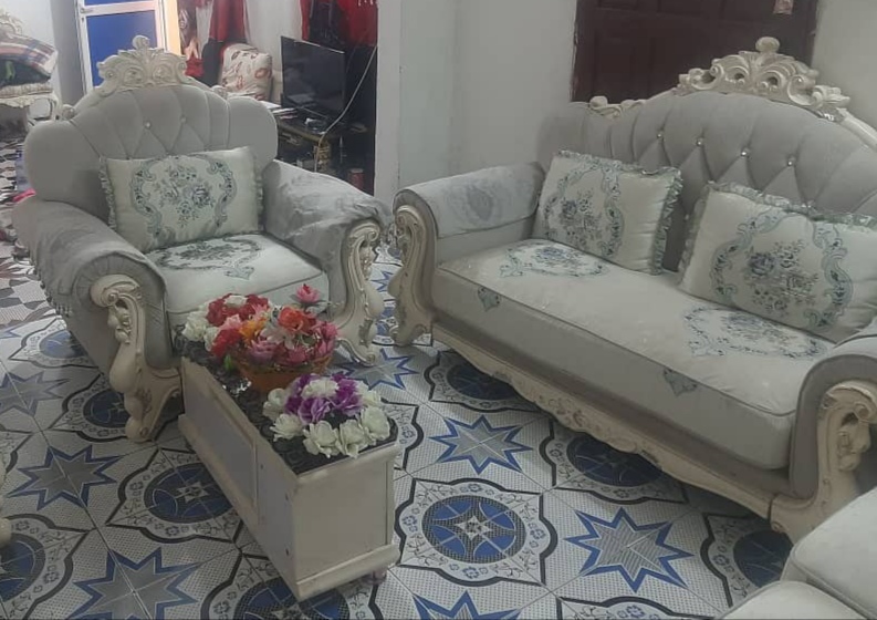 Salon avec rideau et tapis à prix abordable