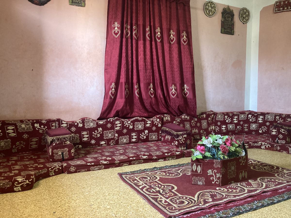 Salon de qualité à prix négociable - Contactez-moi sur WhatsApp