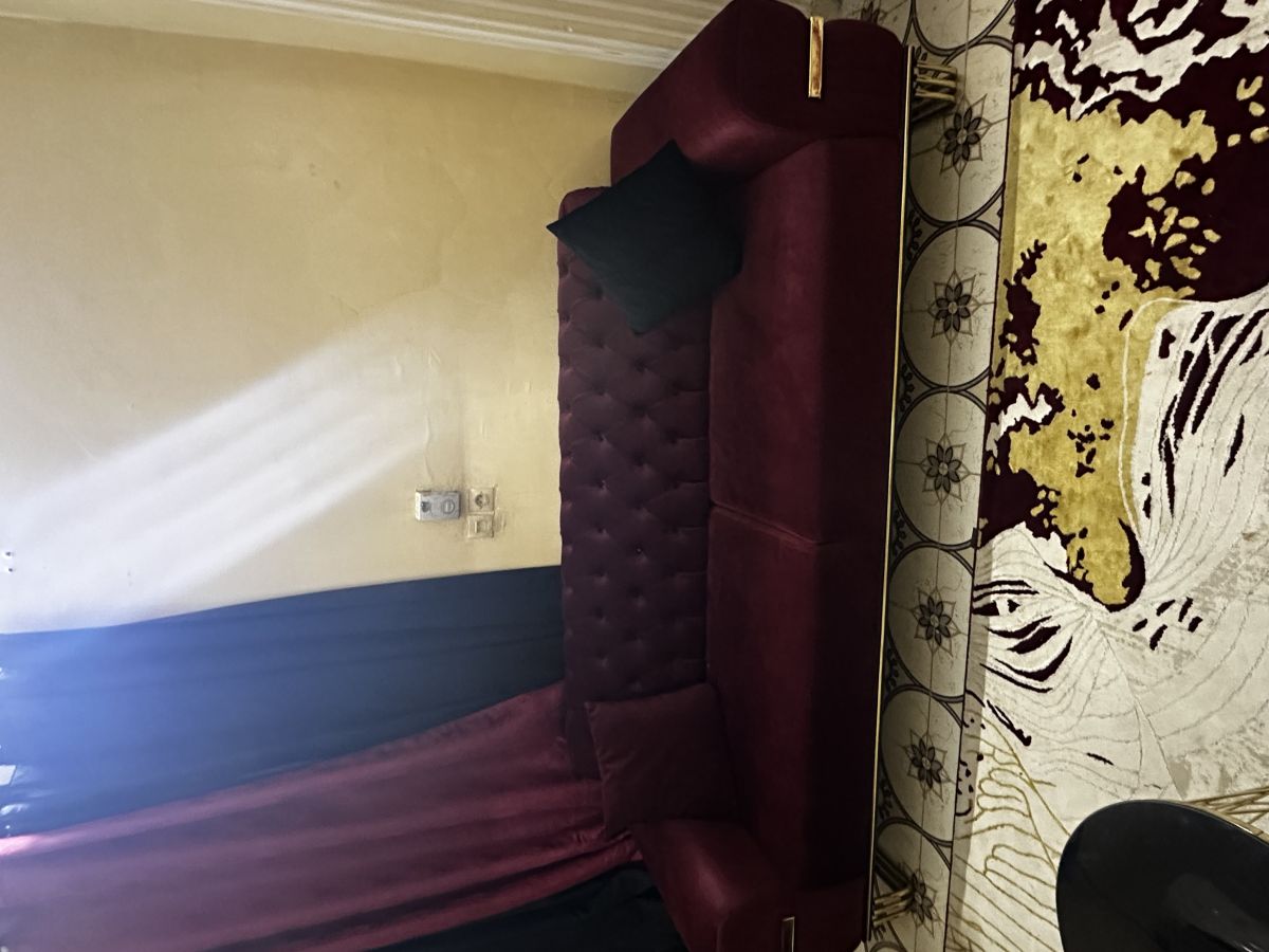 Salon et salle à manger en parfait état avec rideaux inclus