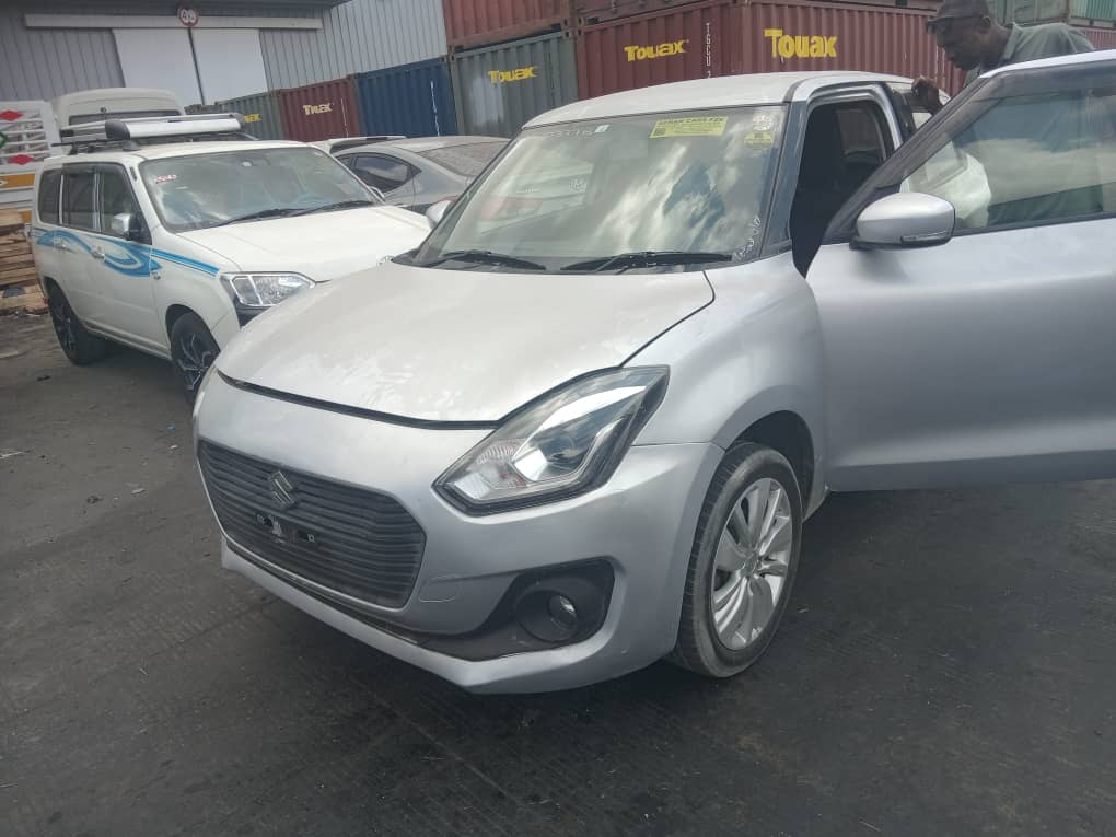 Suzuki Swift 2018, couleur silver, jamais roulé