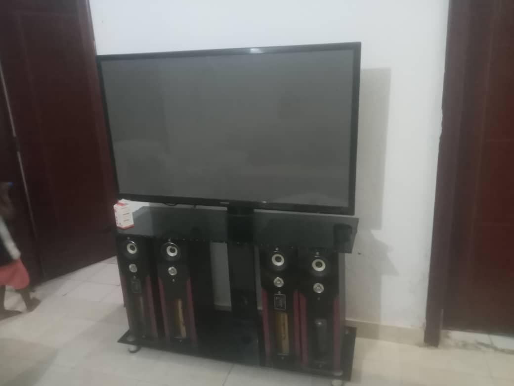 Télévision 42 pouces avec support et haut-parleurs