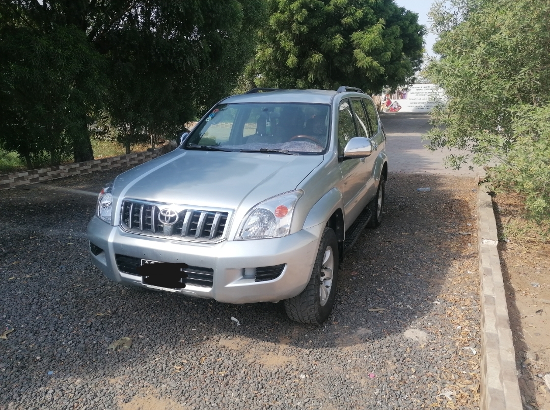 Toyota Prado 4x4, climatisée, caméra, double réservoir.