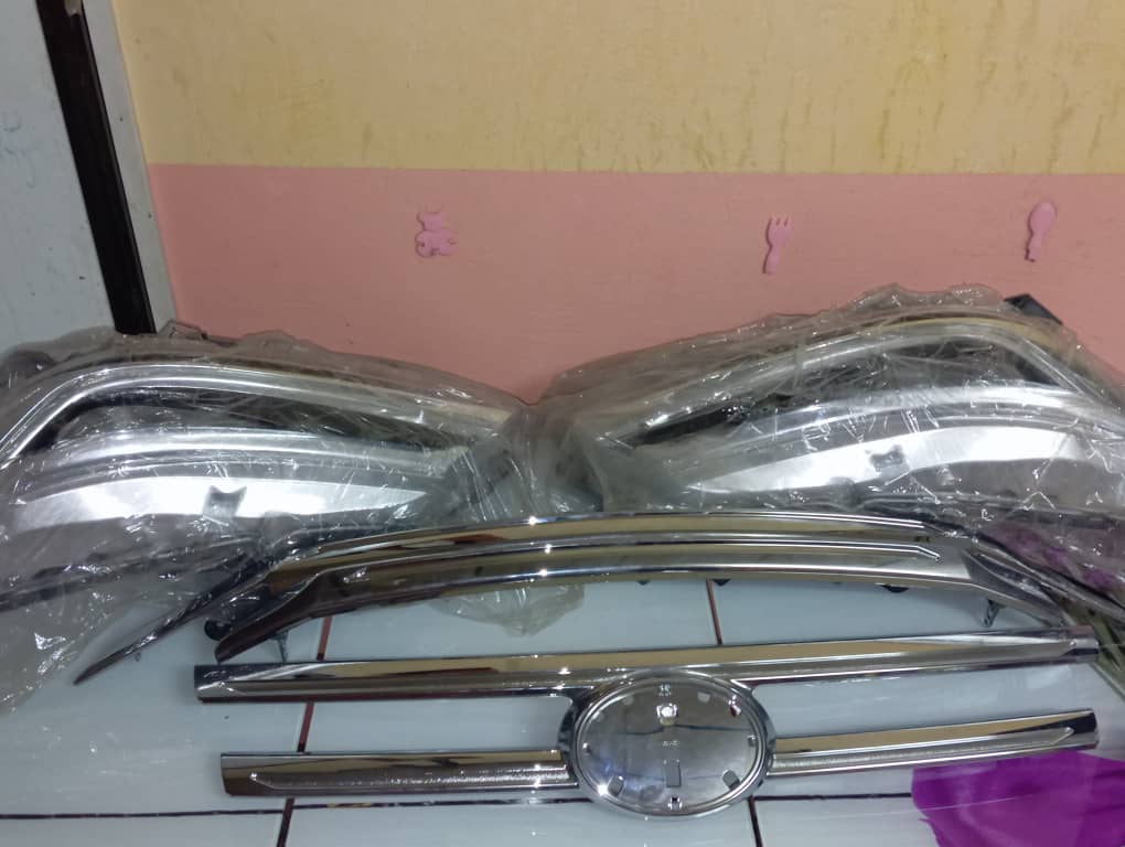 Ensemble phares et calandre Toyota Rush OEM neufs