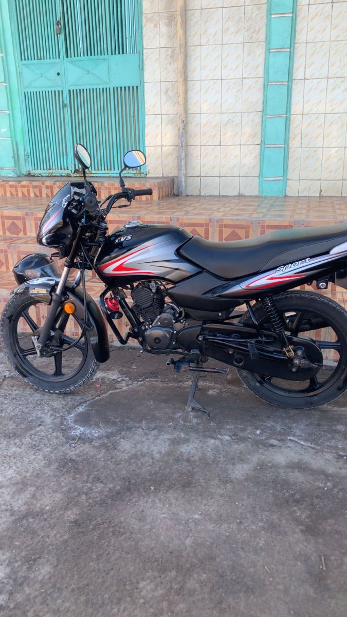 Moto TVS 100cc, bon état, prix négociable