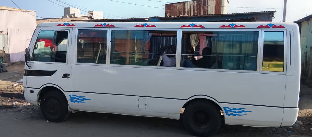 Bus en bon état à Djibouti pour transport de personnel ou scolaire